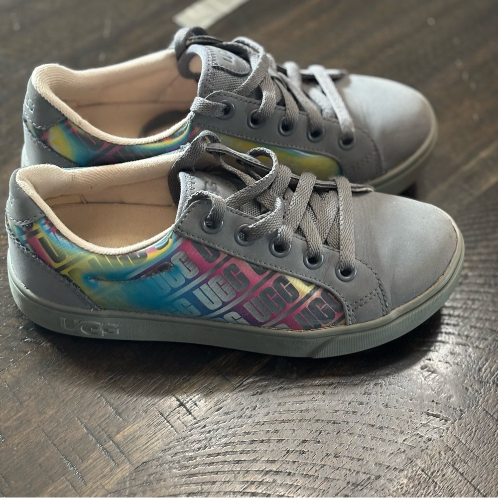 UGG Zilo Chromatic UGG Sneaker Big Kids Size 1 1122310K EUC